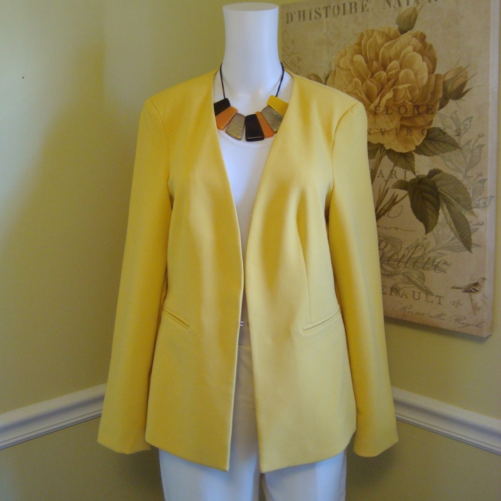 Vero Moda Kiss Front Blazer in Cream Gold